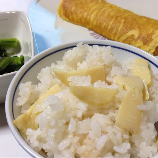 お昼は冷凍してた筍ご飯とスフレ風出汁巻き、半凍りの野沢菜なり！
出汁巻きは用意してる途中で気が変わって泡立ててみたけど、やっぱり泡が粗くて…
最初からそのつもりで作らないとダメみたい…
σ(^_^;)|うぉずさん