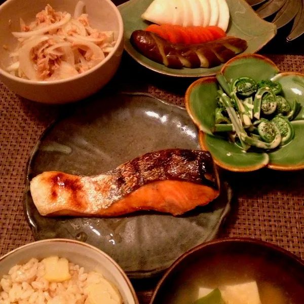 Snapdishの料理写真:甘塩鮭、新タマネギとツナの柚子胡椒ポン酢、こごみのマヨ醤油、糠味噌風味噌ヨーグルト漬けの蕪、人参、茄子、豆腐とワカメの味噌汁、筍ご飯|imi243さん