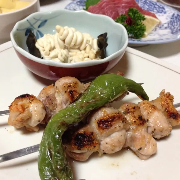 んで、鶏ももの焼き鳥と白子の酒蒸しなり！
鶏ももは七味をパラリと…
白子はモミジおろしとポン酢で…
キクマサロックが、んまいっ！
(=^ェ^=)|うぉずさん