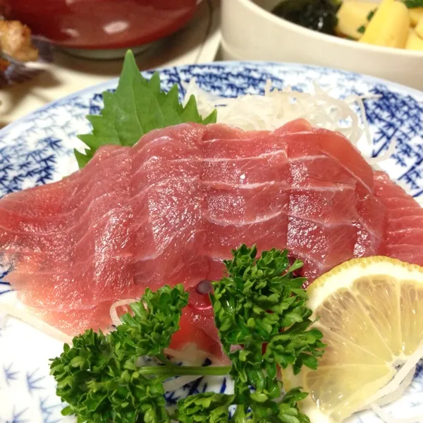 今日の魚はマグロのお造りなり！
メッチャ綺麗に発色してるねぇ〜
もっちろん美味しいよぉ〜
(=^ェ^=)|うぉずさん