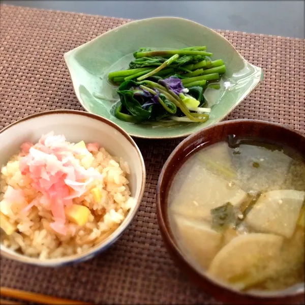 Snapdishの料理写真:筍ご飯、蕪の味噌汁、セリとカタクリの花お浸し|imi243さん