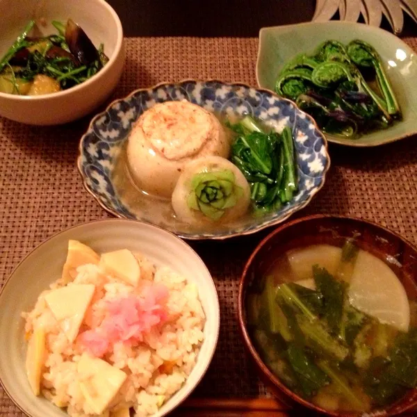 Snapdishの料理写真:蕪の鶏ひき肉詰め生姜あんかけ、茄子とセリの甘味噌炒め、こごみとカタクリの花お浸し、タケノコご飯、味噌汁|imi243さん