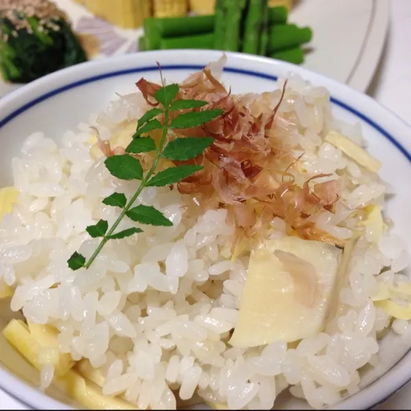 タケノコご飯が炊けたよぉ〜
薄味でメチャ旨っ！
(=^ェ^=)|うぉずさん