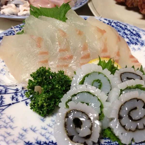 今日の魚は鯛とモンゴイカのお造りなり！
モンゴイカはトロッと甘いよぉ〜
(=^ェ^=)|うぉずさん