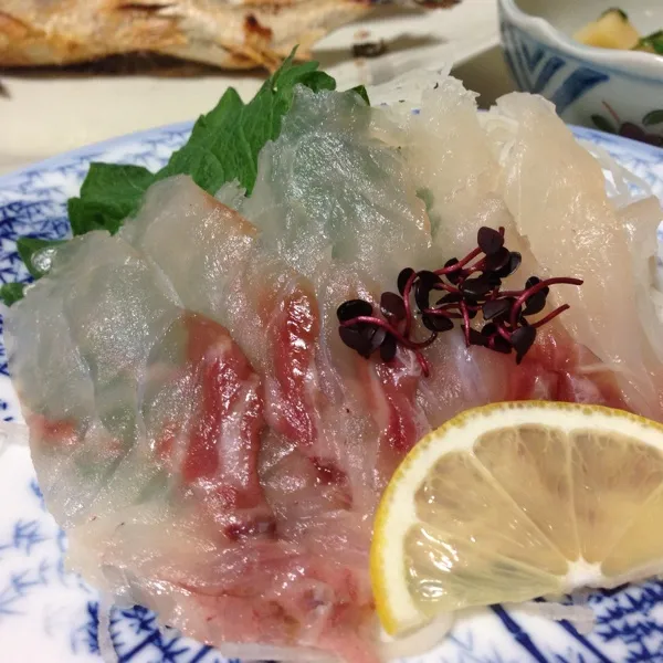 今日の魚はアラのお造りなり！
ちょびっとお高めだけど、コリコリした歯ごたえが美味しいねぇ〜
(=^ェ^=)|うぉずさん