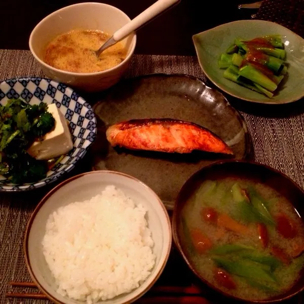 甘塩しゃけ、あまどころの味噌だれ、卵入り納豆、湯豆腐パクチーたれ、なめことネギの味噌汁、ご飯|imi243さん