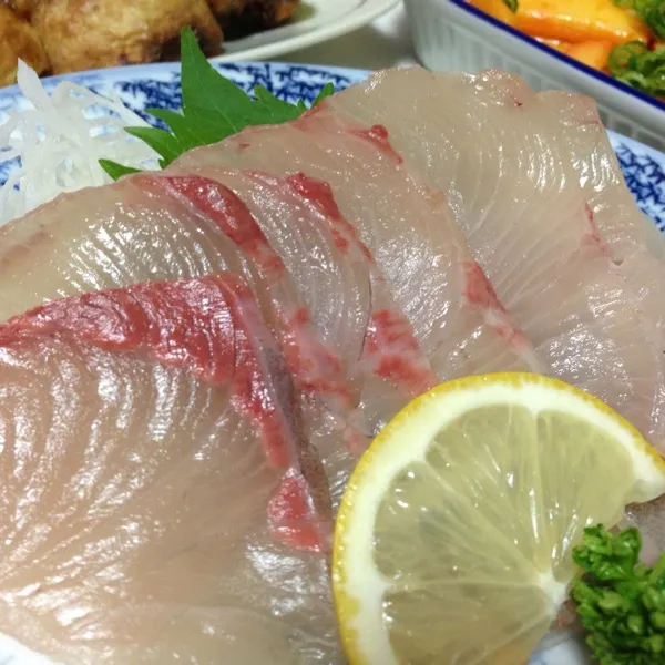 今日の魚はカンパチのお造りなり！
なんかぁ〜
すんごく久々のやうな気がするけど…
きっと気のせいだろうなぁ〜
(=^ェ^=)|うぉずさん