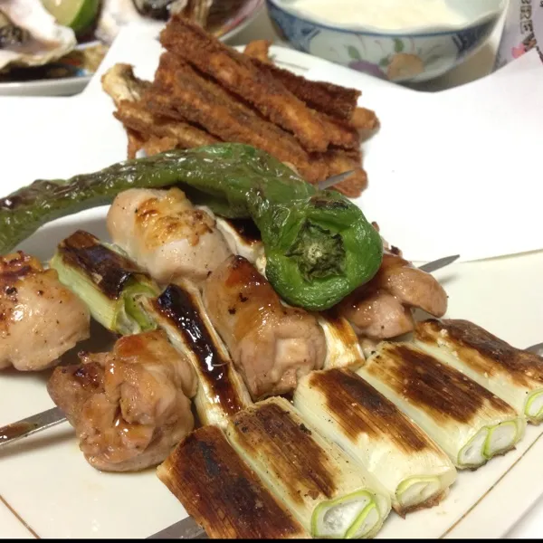 Snapdishの料理写真:お酒のアテ、焼き鳥とネギ焼き、鱧のアラの唐揚げなり！
焼き鳥は塩とタレですよ！
んで、ネギは大分産のアマネギってヤツ！
(=^ェ^=)|うぉずさん