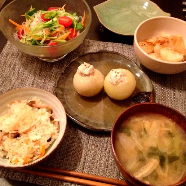 小玉ねぎの鶏ひき肉詰め蒸し、エスニック春雨サラダ、じゃがいも出汁バター煮、炊き込みご飯、味噌汁|imi243さん