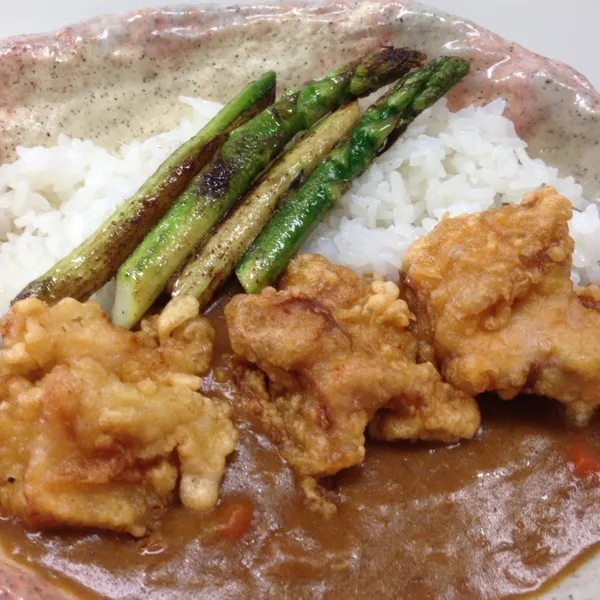 Snapdishの料理写真:お昼は唐揚げカレーなり！
ちょっと早めに偵察に出たらお弁当屋さんの唐揚げが残ってたので…
この唐揚げが６個で１５０円なり！
(=^ェ^=)|うぉずさん