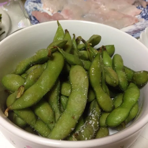 まずは枝豆なり！
冷凍ぢゃなく、生のヤツだよぉ〜
聞くトコロによると、居酒屋さんで一番売れるメニューだとか…
(=^ェ^=)|うぉずさん