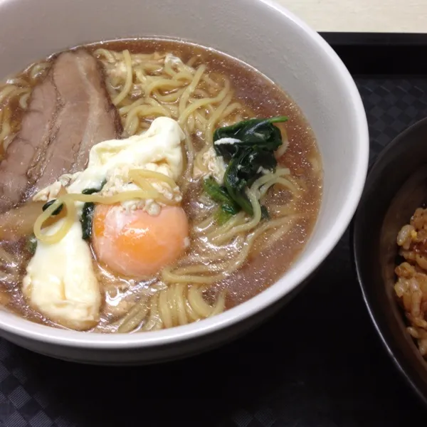 お昼は冷食の醤油ラーメンと、これまた冷食のカップヌードルご飯の定食なり！
今日は健康診断だったので朝からなんも食べてなかったから、ちょびっとガッツリ系で…
にしてもカップヌードルご飯の色…|うぉずさん