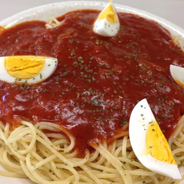 Snapdishの料理写真:お昼はミートソース？のパスタなり！
レトルトのミートソースなんだけど、ほとんどトマトソースみたいだからゆで卵を添えてみた…
(=^ェ^=)|うぉずさん