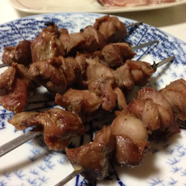 友来たる…
とりあえず砂肝の塩焼きと鰤と鯵のお造りなり！
鰤は鍋用なた買ったので皮をひいていないのだ！
(=^ェ^=)|うぉずさん