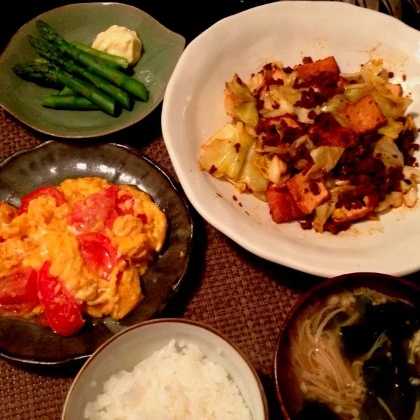 キャベツと生揚げと肉味噌炒め、トマトと玉子炒め、茹でアスパラ、えのきとワカメのスープ、ご飯|imi243さん