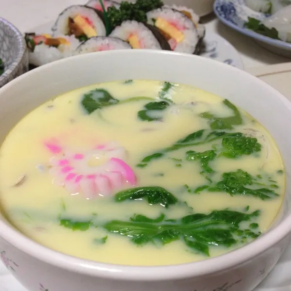 Snapdishの料理写真:んで、〆は白魚の茶碗蒸しと魚屋さんのおばちゃん手作りの菜の花巻きなり！
菜の花巻きは４５０円の２００円引きでしたぁ〜
(=^ェ^=)|うぉずさん