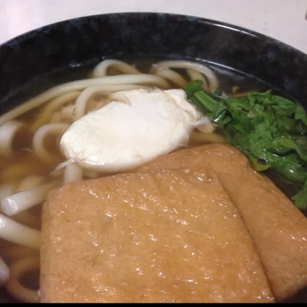 お昼は、きつねうどん玉子入りなり！
えべっさんの時に買った香り強めの七味をかけて…
(=^ェ^=)|うぉずさん