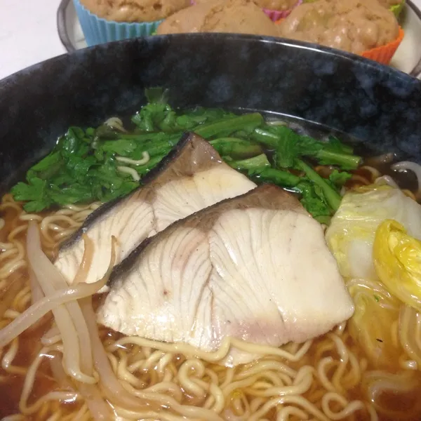 お昼は鰤ラーメンなり！
ベースは日清のらうめん醤油味…
コレで鰤はオシマイっ！
(=^ェ^=)|うぉずさん