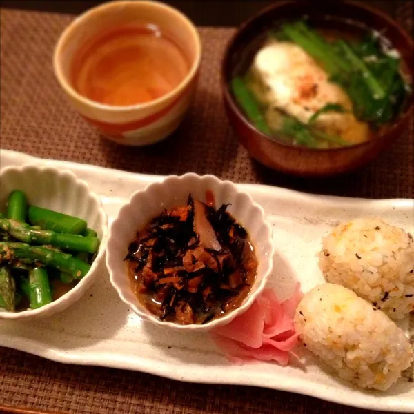 手抜きご飯
おにぎり、ひじき煮、アスパラ胡麻ドレ和え、半熟卵とほうれん草の味噌汁|imi243さん