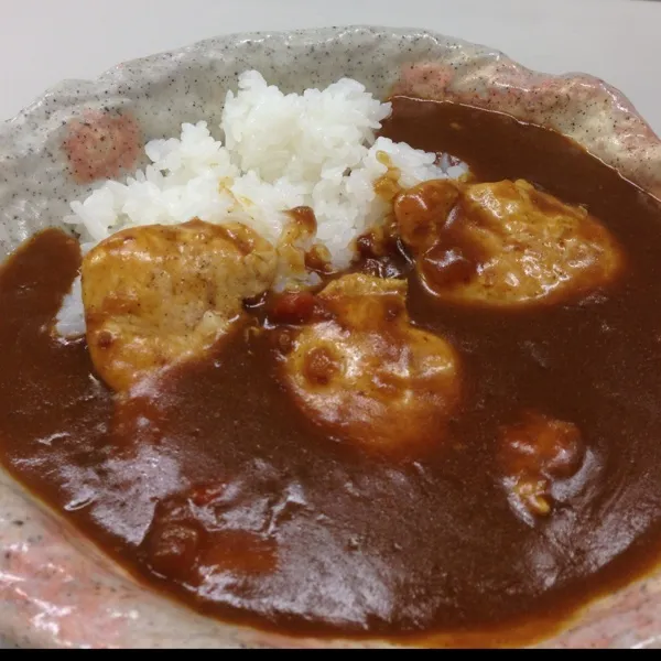 お昼はチキンカレーなり！
レトルトのカレーにムネ肉を足して、チョイ辛口に…
(=^ェ^=)|うぉずさん