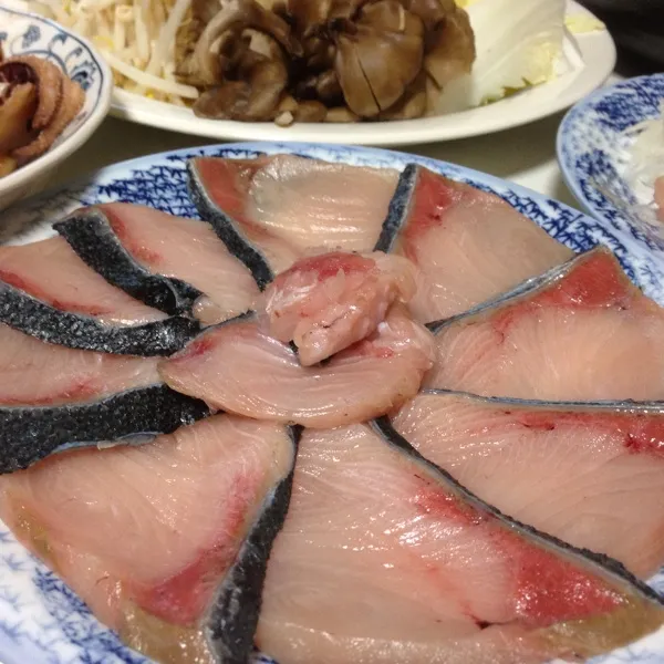 今日は友のトコロで遅くなったので鍋になったんだけど…
一昨日の鰤を使わないと…
なのに、鰤のお造りを買って来てるよ！
(´･Д･)」|うぉずさん