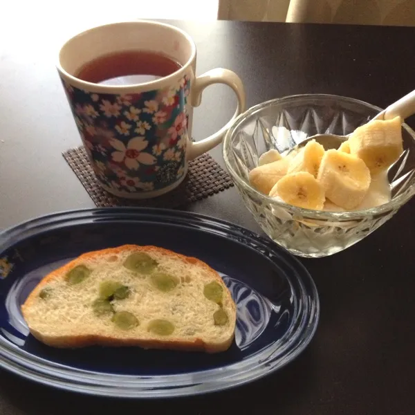 うぐいす豆パン、バナナヨーグルト、紅茶|imi243さん