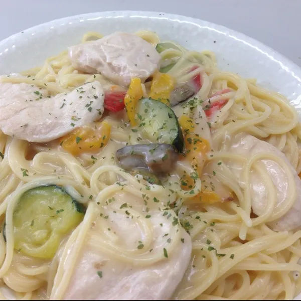 Snapdishの料理写真:お昼はチキンクリームパスタなり！
ボリューム満点！ガッツリいきますっ！
お腹いっぱいで眠くならなければ良いのだけど…
(=^ェ^=)|うぉずさん