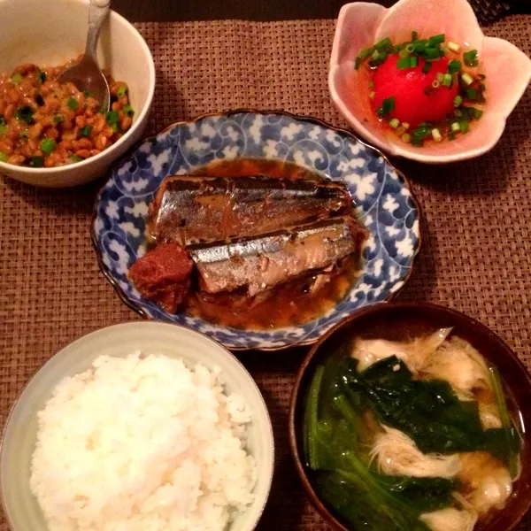 さんまの梅干煮、トマト和風ダシ漬け、納豆、ほうれん草とヤマブシタケの味噌汁、ご飯

今日はまだ作業残ってるし、お腹いっぱいで眠くなっちゃうと困るから、ご飯2杯でやめといた\(//∇//)\|imi243さん