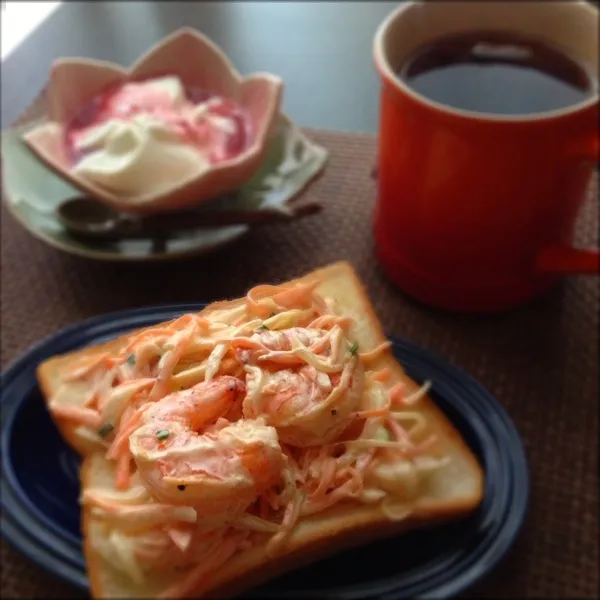 Snapdishの料理写真:徹夜で卒業課題を仕上げていた。
さっき起きてご飯。
昨日のマリネの残りをマヨネーズで和えてトーストにオン。
ヨーグルトのザクロソースがけ。いつもバラで使ってるけど本当はセットなの。|imi243さん