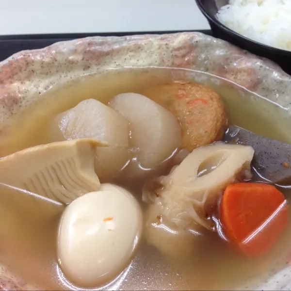 お昼は、おでん定食なり！
紀文の春おでんとやらが２５０円で特売してたので…
ツユもたっぷりで美味しいねぇ〜
(=^ェ^=)|うぉずさん