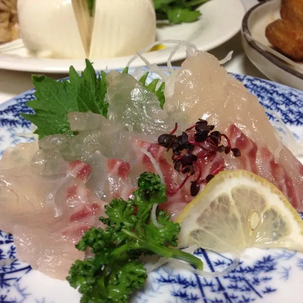 Snapdishの料理写真:今日の魚は鯛のお造りなり！
なんかぁ〜昆布締めしたみたいに飴色に透き通った身ですよ！
旨味も昆布締めしたみたいに濃い味だったよぉ〜
(=^ェ^=)|うぉずさん