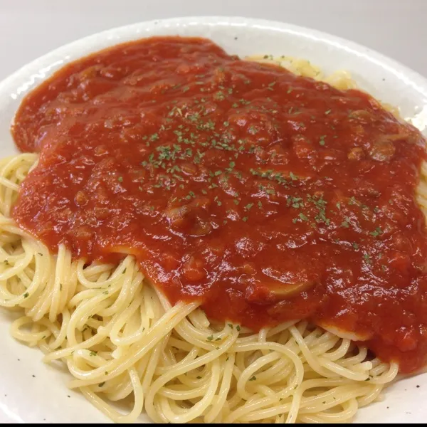 Snapdishの料理写真:お昼はミートソースのパスタなり！
レトルトのを使ってみたけど…
予想通りミートってよりトマトソースだねぇ〜
(=^ェ^=)|うぉずさん