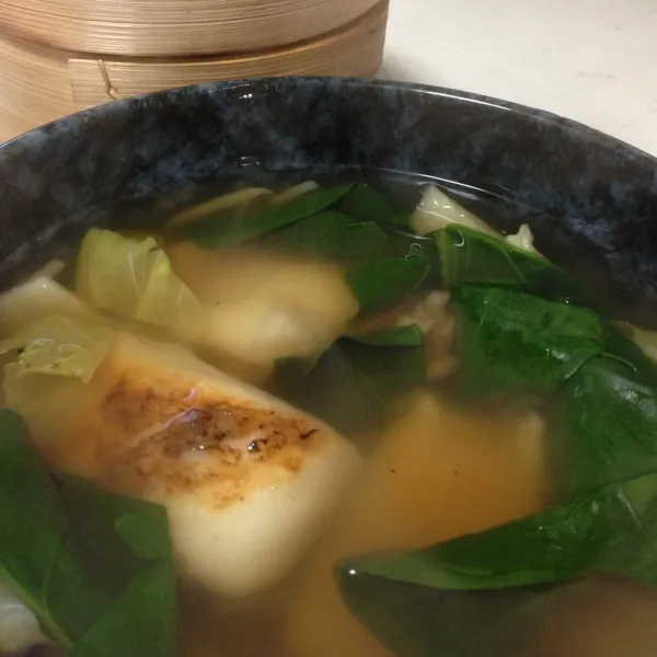 Snapdishの料理写真:お昼は昨日の鍋の残り出汁で…
あ"〜うどんとかラーメンとか買って無かったぁ〜
(>_<)
ので、お正月の残りのお餅で雑煮なり！
と、チルドの肉まんっ！
(=^ェ^=)|うぉずさん