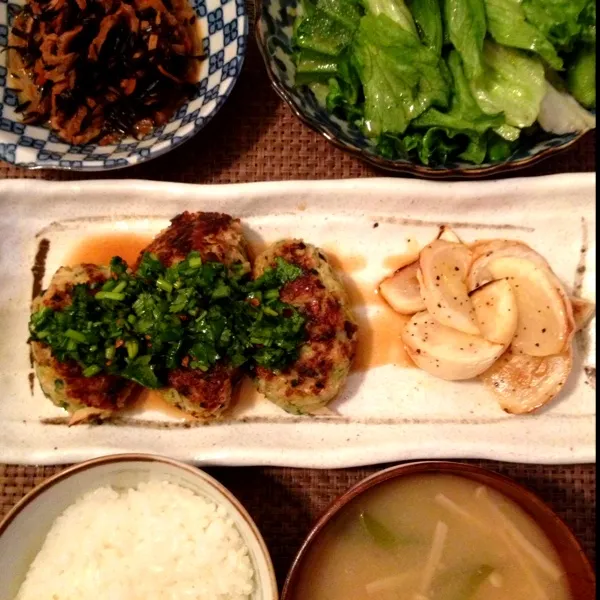 Snapdishの料理写真:餃子タネバーグ パクチーソース、焼き蕪、グリーンサラダ、ひじき煮、ご飯、味噌汁

ひじきは昨日の煮魚の煮汁と干し椎茸の戻し汁で作ったアレンジ料理〜|imi243さん