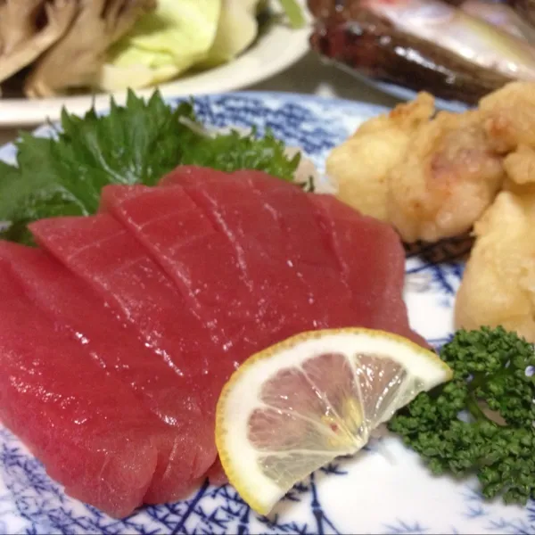 今日の魚はマグロのお造りとお昼の残りの下足天なり！
んとに、染めたみたいに綺麗な赤だねぇ〜
(=^ェ^=)|うぉずさん