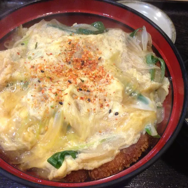 Snapdishの料理写真:お昼は、お出かけしてたので、いつものひろ富さんでカツ丼なり！
揚げたてのカツだから衣がザクザクっ！
美味しいねぇ〜
(=^ェ^=)|うぉずさん