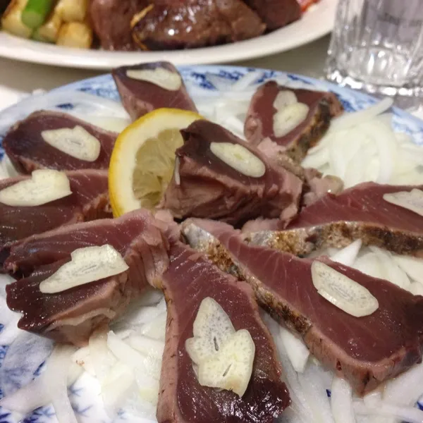 今日の魚はカツオのタタキなり！
いつものと違って魚屋さんの自家製ですよぉ〜
(=^ェ^=)|うぉずさん