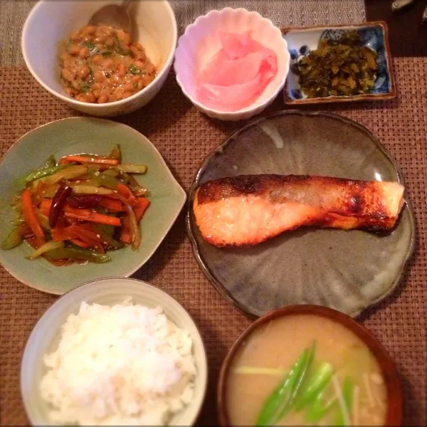 鮭の塩麹焼き、セロリのきんぴら、大葉入り納豆、えのきの味噌汁、ご飯

今日はご飯2杯でやめといた〜|imi243さん