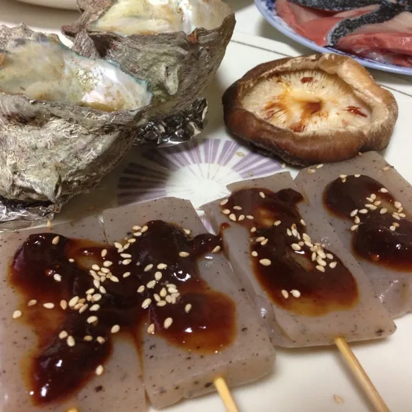 お酒のアテは、コンニャク田楽、ドンコの炙り、サザエのつぼ焼きなり！
サザエは塩水で汚れを落としてから、お酒を呑ませて、出し醤油で焼いたの…
美味しいよぉ〜
(=^ェ^=)|うぉずさん