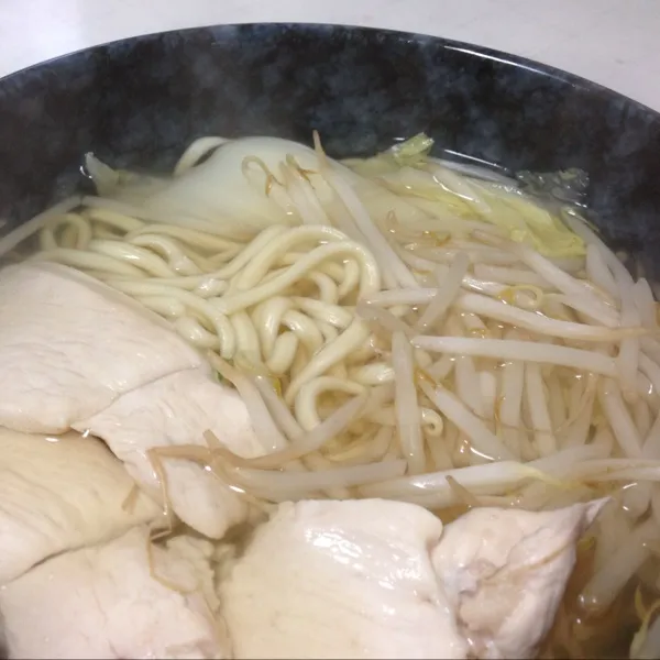 Snapdishの料理写真:今朝はもっちろん！
鍋の残り出汁でラーメンなり！
麺が太麺で食べ応えがあって美味しかったぁ〜
出汁に生姜がたっぷり入ってたので、ホカホカですよ！
ヾ(＠⌒ー⌒＠)ノ|うぉずさん