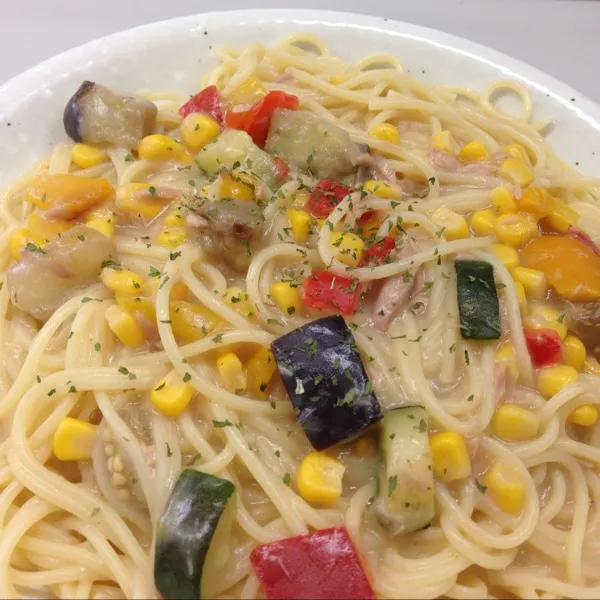 Snapdishの料理写真:お昼は、ツナとコーンのクリームパスタなり！
特売のツナコーンの缶詰を使って見たけど…
なんかコーンのが目立つねぇ〜
(=^ェ^=)|うぉずさん