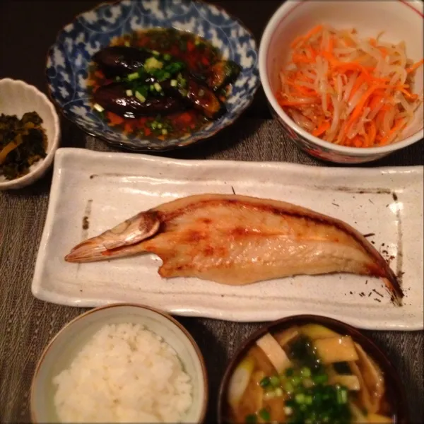 湯河原土産のかます干物、茄子揚げ浸し、もやしと人参ナムル、油揚げとわかめと長ネギ味噌汁、ご飯|imi243さん