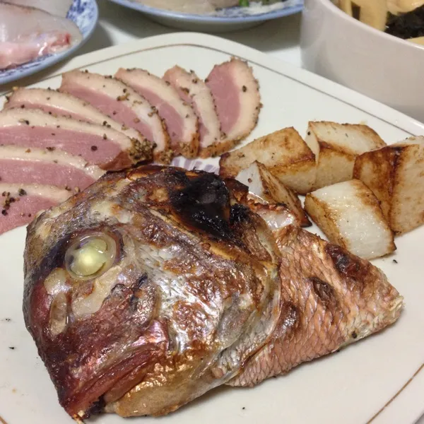 お酒のアテは、鯛のアラの塩焼き、長芋のソテー、茶鴨のパストラミなり！
パストラミはワサビ醤油と良く合うよ！
(=^ェ^=)|うぉずさん