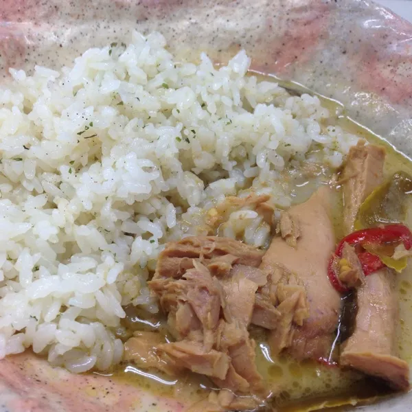 Snapdishの料理写真:お昼は、やっとイナバのタイカレーなり！
ツナのグリーンカレーにしましたよ！
ご飯はバターライスにしてみましたぁ〜
辛さは程々だけど、上手く日本人向けにアレンジされてるから食べやすいねぇ〜
^_^|うぉずさん