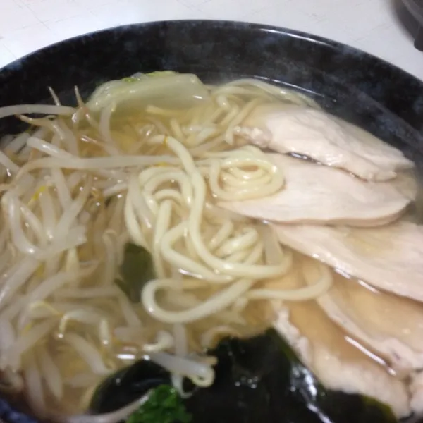 Snapdishの料理写真:順番が違うけど、朝ごはんは昨日の鍋の残り出汁で鶏ラーメンなり！
美味しそうな中華麺が売ってたので、コレを食べたくて昨日は鍋にしたらしい…（笑）
(=^ェ^=)|うぉずさん