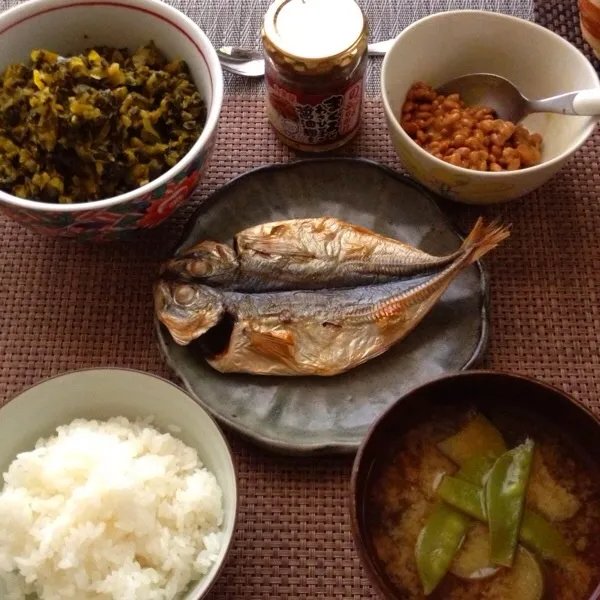 湯河原土産の鯵の干物、茄子と絹さや味噌汁、炊き立てご飯、納豆、高菜、テーブルウェアフェスで配布してたまぐろとわさび茎の醤油麹煮

久々のおうちご飯！久々にご飯炊いた！ご飯3杯食べちゃった〜|imi243さん