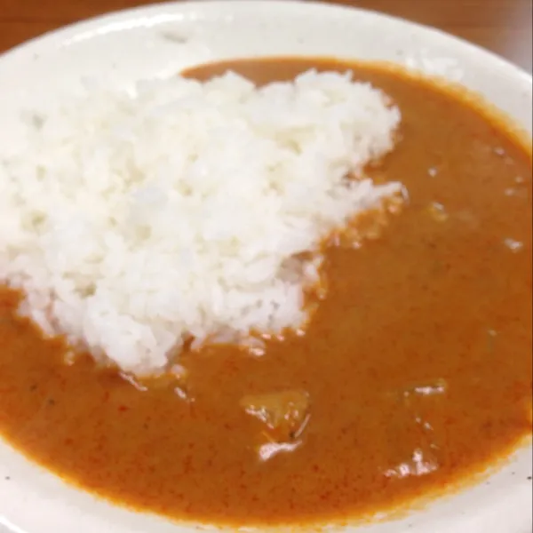 Snapdishの料理写真:お昼は、イナバのぢゃなく、マイルドタイレッドカレーなり！
一応四辛になってたけど、ココナツミルクの甘さが先にきてたなぁ〜
名前通りマイルドでしたぁ〜
(=^ェ^=)|うぉずさん