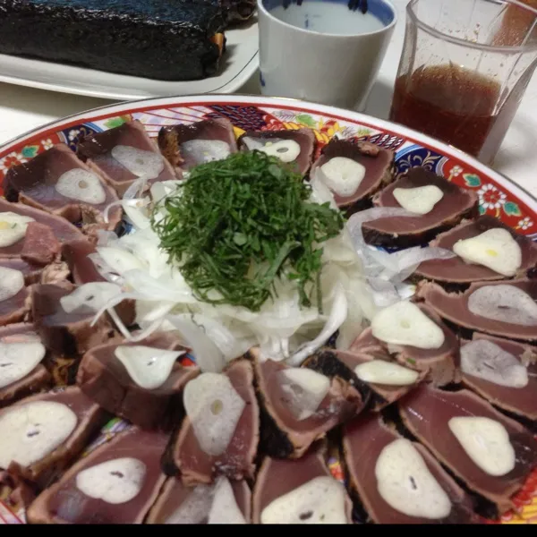 今日の魚はカツオのたたきなり！
自家製のタレで…
明日はお仕事というに大葉とニンニクたっぷりで…
(=^ェ^=)|うぉずさん