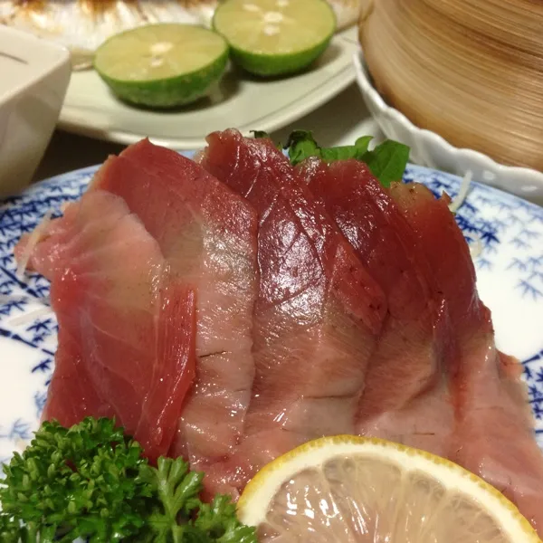 今日の魚はカツオのお造りなり！
トロッと舌に絡みつくようなねっとりした食感で後味がいつまでも残りまする…
生姜醤油で頂きましたぁ〜
(=^ェ^=)|うぉずさん