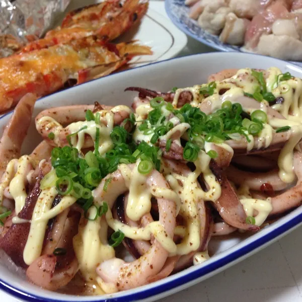 お酒のアテはイカのバター焼きネギマヨなり！
一味でピリリと…
外は雪が降ってたけど、炬燵でポカポカなのでキクマサロックで…
(=^ェ^=)|うぉずさん